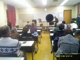 蓄音機の音を楽しんでいる写真