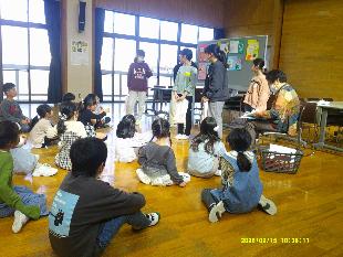 最後のゲームを楽しむ子供たちの写真