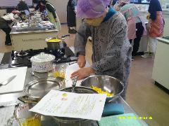 夏ミカンの皮を刻む写真