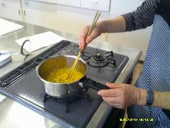 皮を煮込む写真