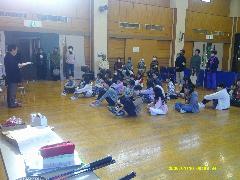 お正月会で説明を受ける子供たちの写真