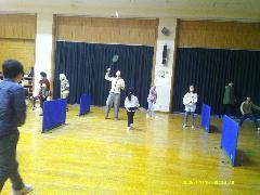 お正月会で羽根つきをする写真