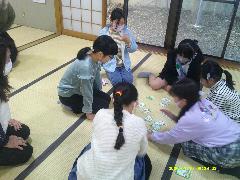 お正月会でかるたやカードゲームをする子供たちの写真