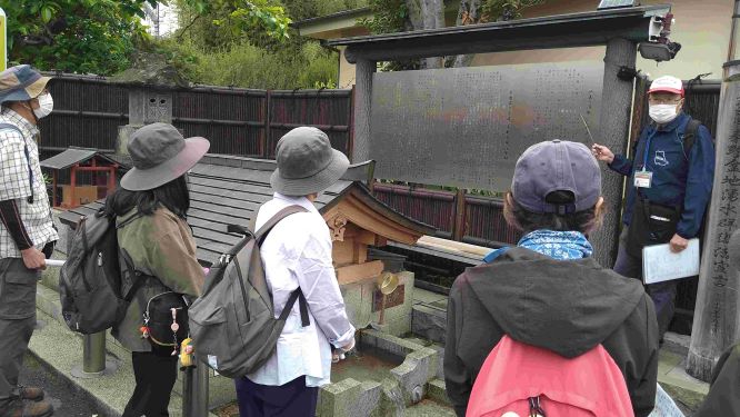 帽子を被った大人が4人説明を聞いている写真