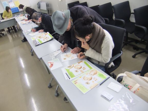 長机の上で講師が参加者1名にに指導をしている