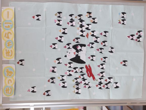 模造紙にペンギンが沢山貼り付けある