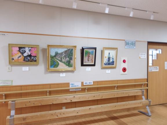 壁面に油絵が展示してある