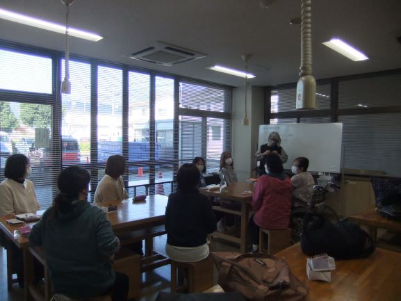 創作活動室で講師が前に立ち参加者が椅子に座り説明をきいている