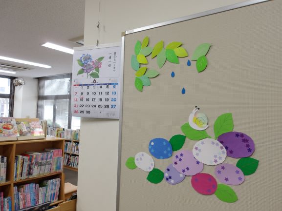 図書室カウンター前に紫陽花と方カタツムリの切り絵が貼ってある