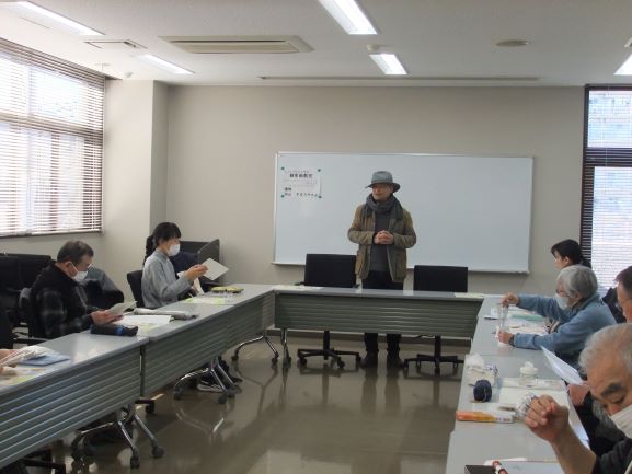 講師が前に立ち参加者に挨拶をしている