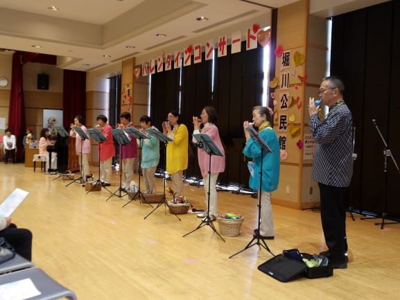 多目的ホールで横並びになりオカリナとピアノで演奏