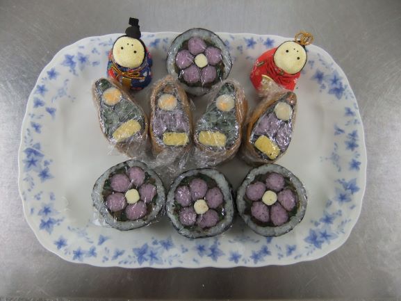 講座で作ったお雛様とお内裏様と桃の花の飾り巻き寿司