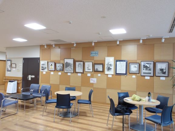 壁面に水墨画の絵が11枚飾ってある