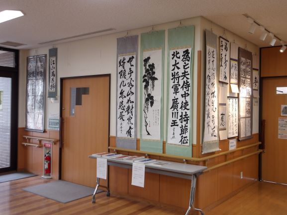 壁面に書道の掛け軸が多く展示してある