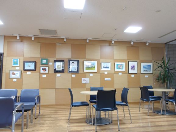 壁面に絵画が展示してある