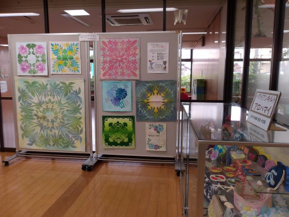 壁面にハワイアンキルトのタペストリーが展示してある
