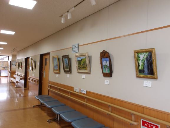 壁面に絵画が展示してある