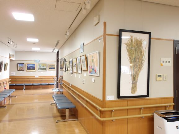壁面に水彩画が展示してある