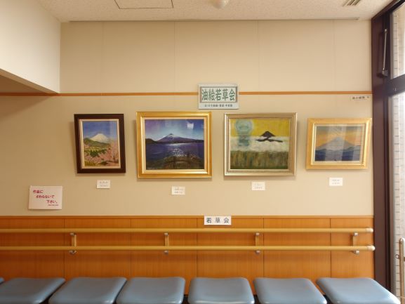 壁面に油絵が4枚展示してある