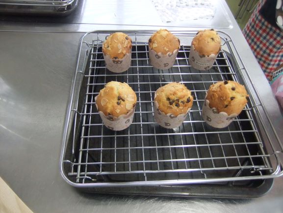 網の上にカップケーキが6個並んでいる写真