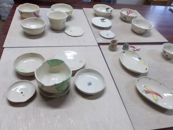 講座で作ったお茶碗やお皿が並べて置いてある