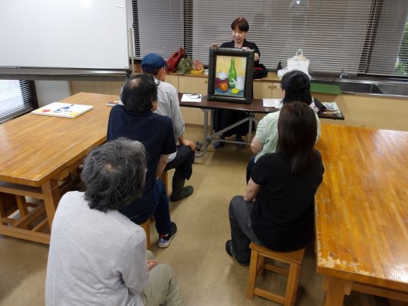 講座で描いた絵を大人5人で講評をしている