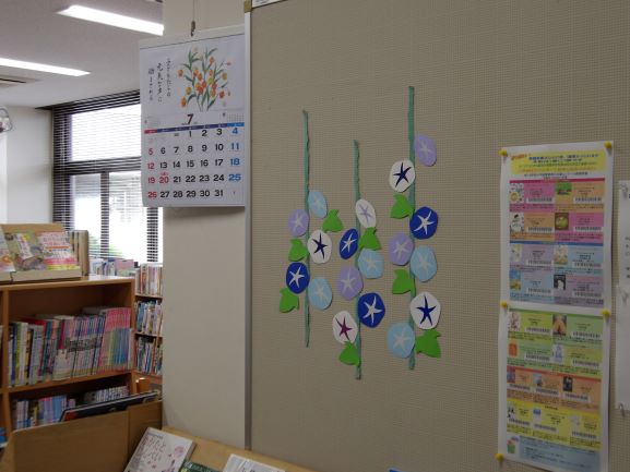 図書室カウンター前に朝顔の切り絵が貼ってある