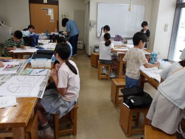 子どもたちが大きな机で
