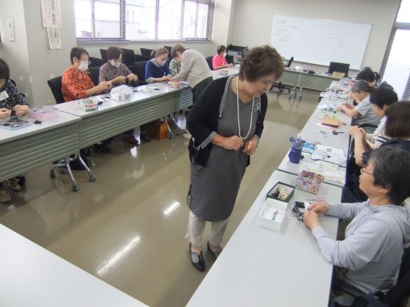 講師が参加者に縫い物についておしえている