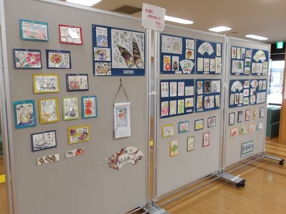 パネルにたくさんの絵手紙が展示してある
