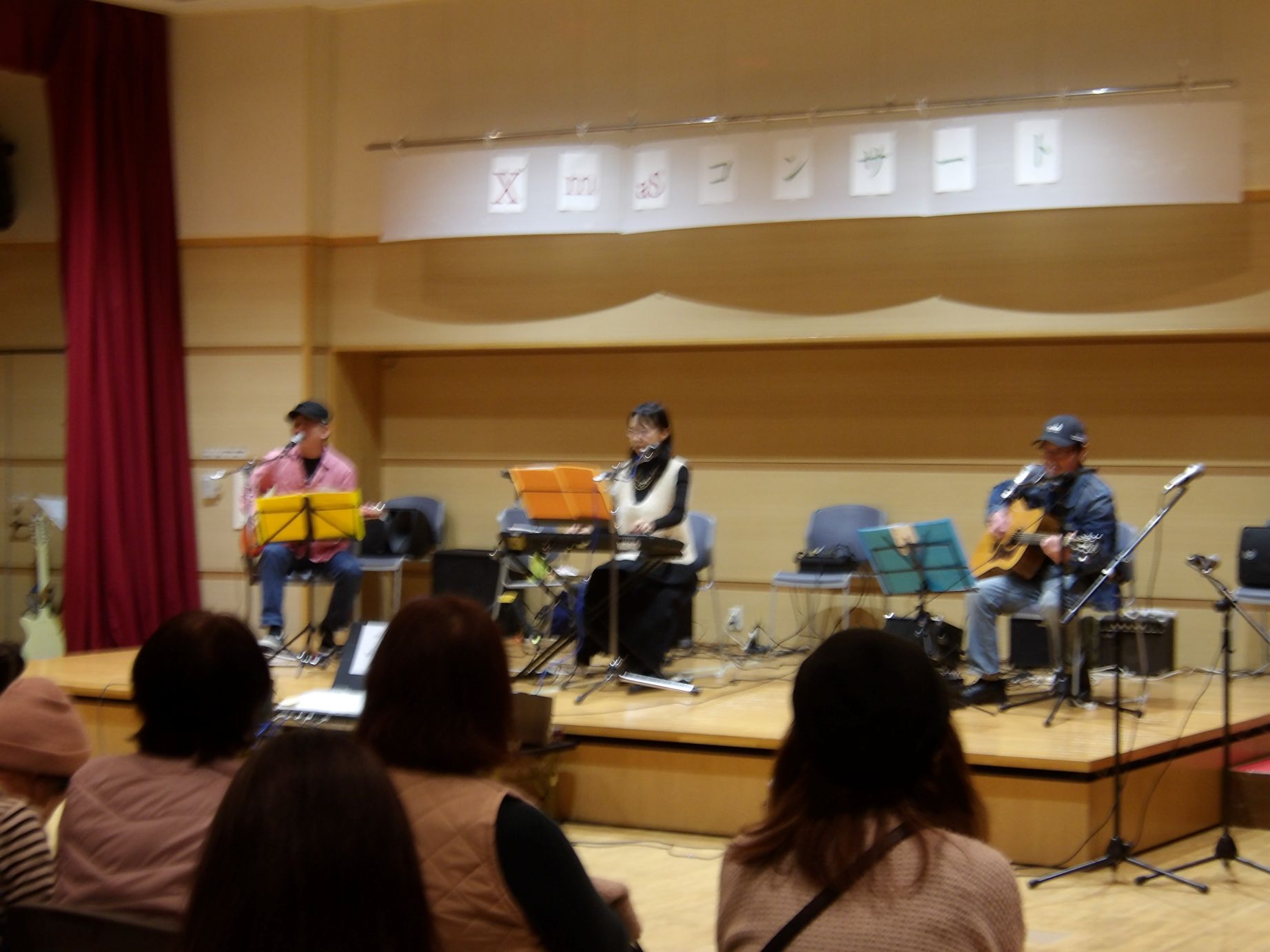 昭和旅行演奏風景で舞台の上で3人の男女がギターなどの演奏