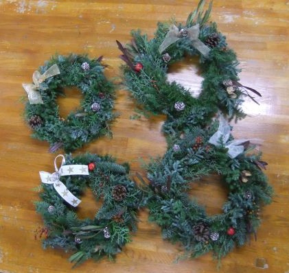 講座で作った4つのクリスマスリースを並べた