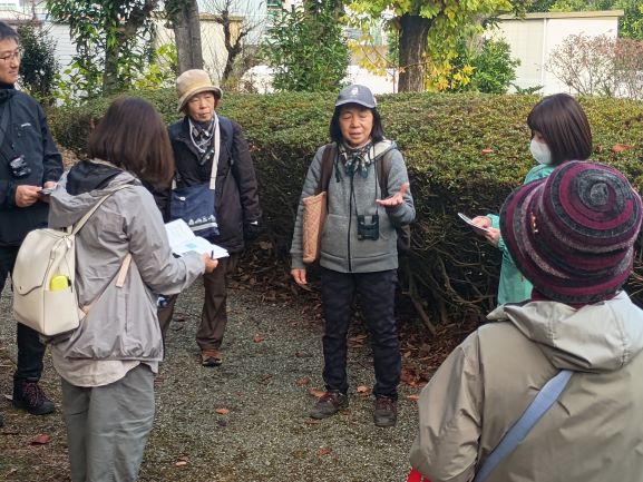 講師を参加者を囲み話を聞いている