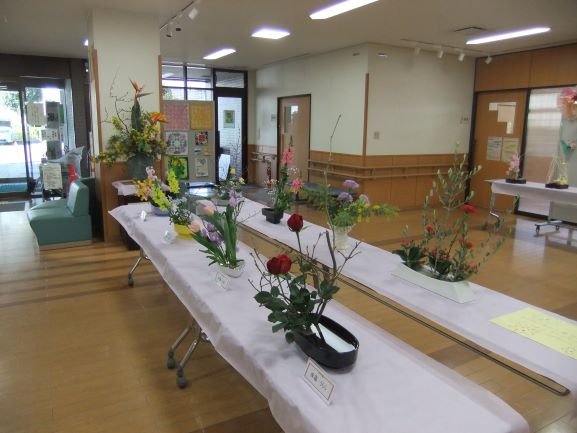 長机に子どもが生けた花が数個飾ってある