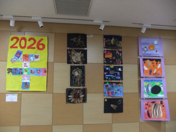 壁面に子どが描いた絵や葉っぱで描いた絵などが複数枚飾ってある