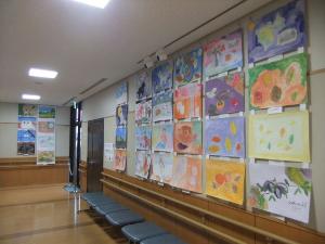 壁面に子どもたちが描いたかラフな絵が沢山飾ってある