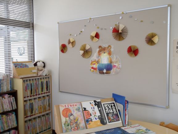 図書室の壁面に可愛い熊が貼られている
