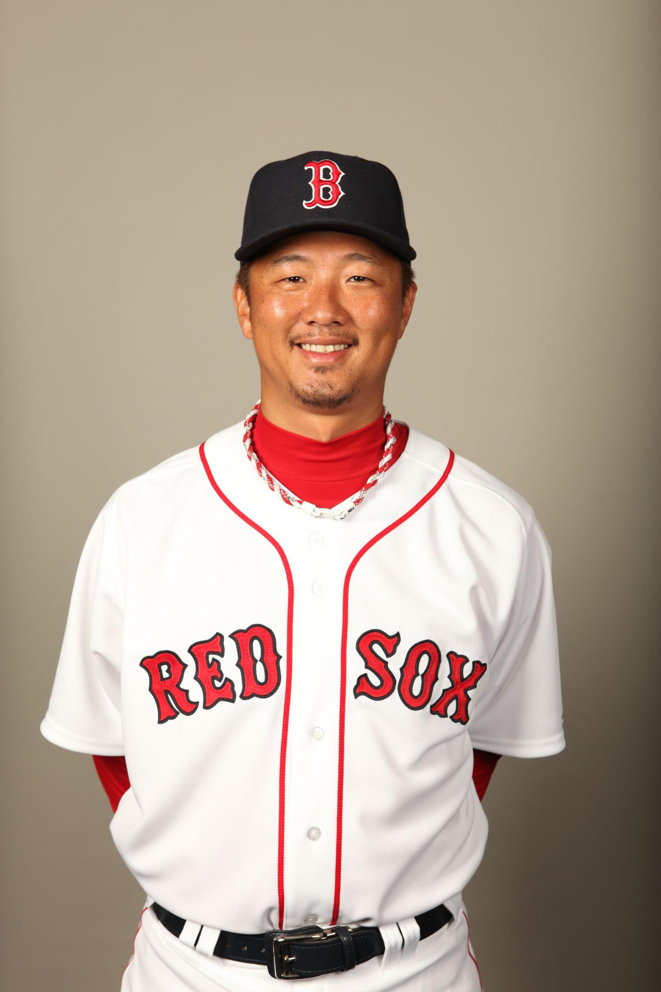 MLBボストン・レッドソックスの白いユニフォームに赤い縁取りの「RED SOX」の文字が目立つ姿で、黒いキャップをかぶり、赤いインナーシャツとネックレスを着用して笑顔を見せる岡島秀樹選手のバストアップ写真