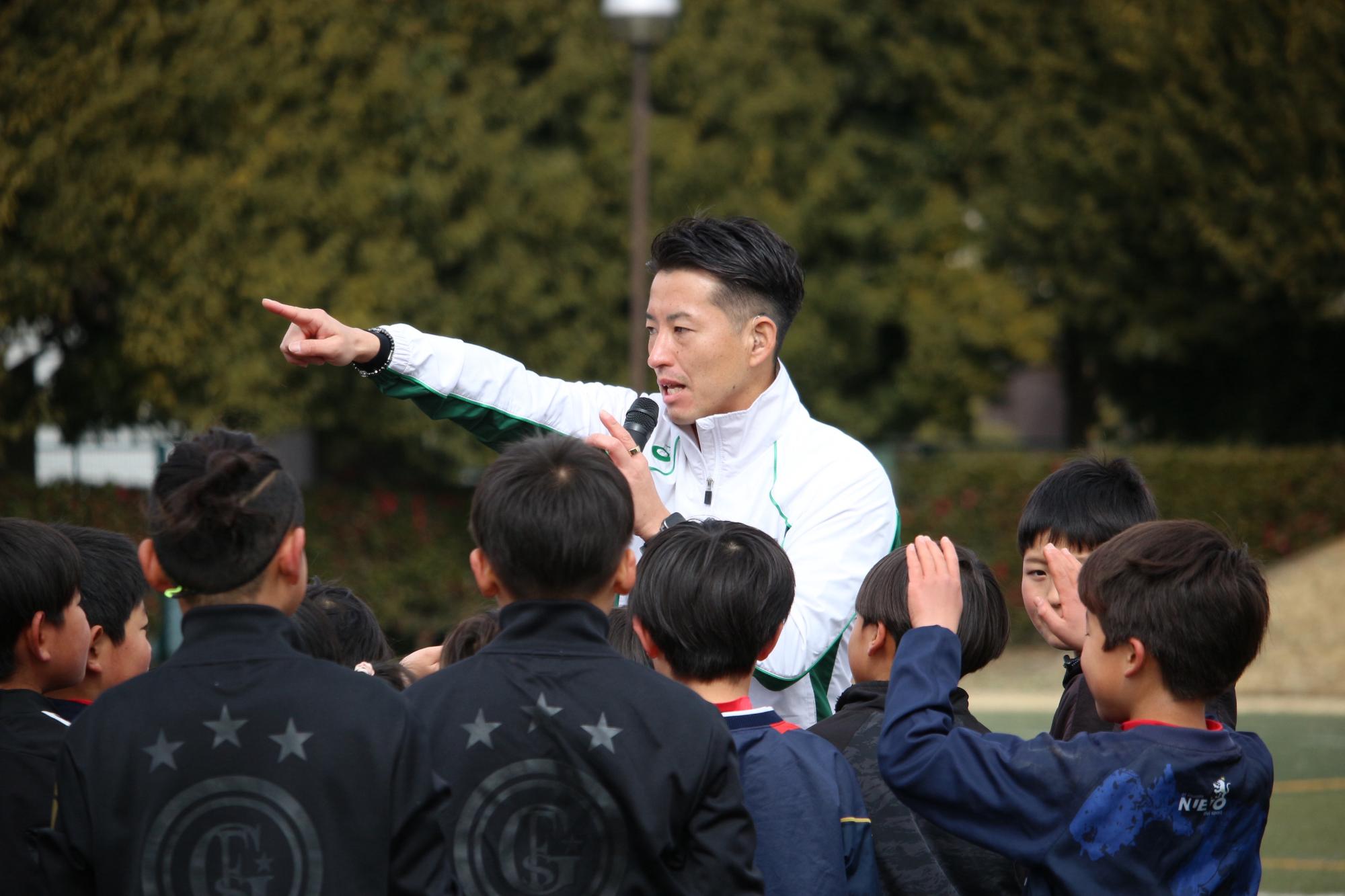 松元選手がデフサッカー体験をしている写真