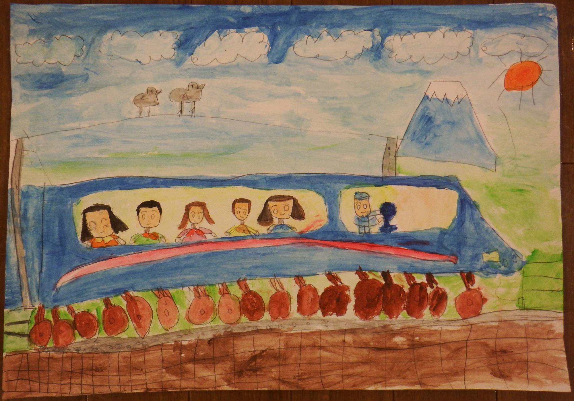 晴れた空には雲が浮かび、電線の上には2羽の鳥が並び、5人の乗客が乗っている青い電車が富士山の近くを走っている様子を描いた絵画の入選受賞作品の写真