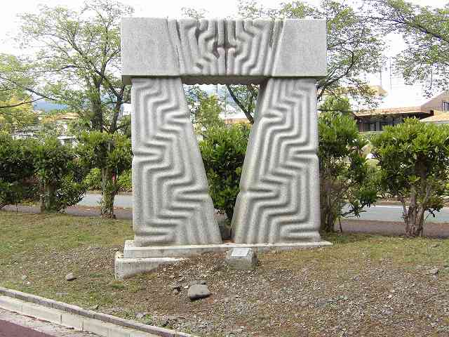 た石造りのオブジェが立っている写真