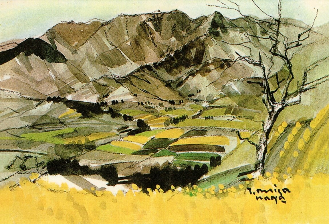 褐色で険しい山並みを背景に、山麓の谷間に広がる田畑が緑色や黄土色、黄色のパッチワークのように彩色され、右手前には葉を落とした木と黄色い草むらが描かれている水彩画作品の写真
