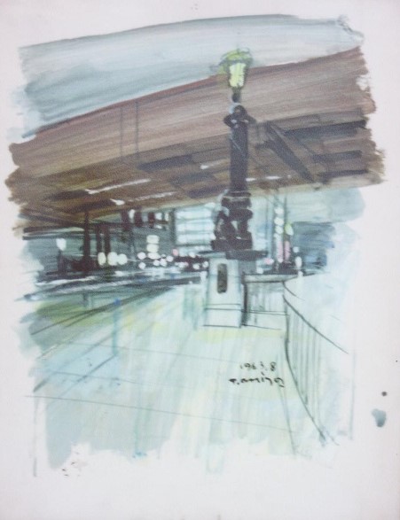 中央の橋桁の下に立つ黒い街灯と、その両側にぼかしたようなタッチで描かれた建物の灯りが、薄い灰色と茶色の水彩で表現されている、都市の夜景を描いたスケッチ風の絵画作品の写真