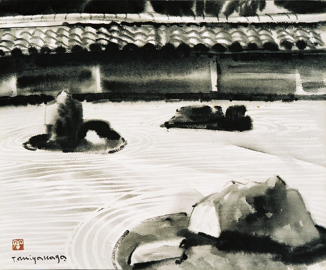 屋根瓦の外壁を背景に、濃淡の黒と灰色で描かれた、白い砂利に広がる波紋と、いくつかの岩が配された枯山水庭園を表現した水墨画作品の写真