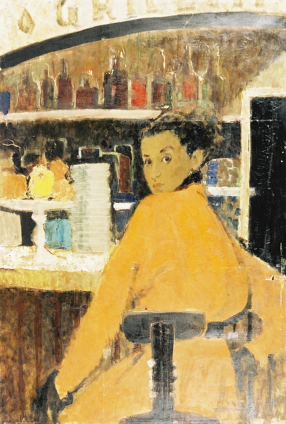 お酒の瓶が並んだ棚を背景に、黄色いワンピースを着た黒髪をアップにした女性が、カウンター席の椅子に座りながら振り向いている油彩画作品の写真