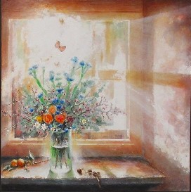 窓際に置かれた透明なガラスの花瓶に、青い小花やオレンジ色のバラ、小さな赤い実の枝など様々な種類の花や枝が生けられ、太陽の柔らかな光が差し込む中に蝶が舞っている、美術の部で市展大賞を受賞した作品の写真