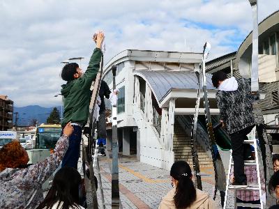 彫刻をメンテナンスする参加者