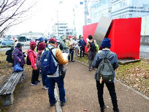 彫刻「INTERSECTION」を鑑賞する参加者