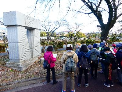 彫刻「窓」を鑑賞する参加者