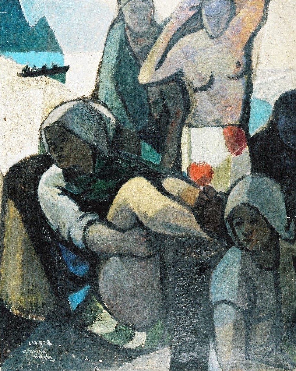 背景には海とボートが描かれ、白い頭巾をかぶった女性が座り込んで膝を抱え、奥には着替えている上半身が裸の女性が立つ、浜辺に集う複数人の海女さんが荒々しい筆致で描かれている絵画作品の写真